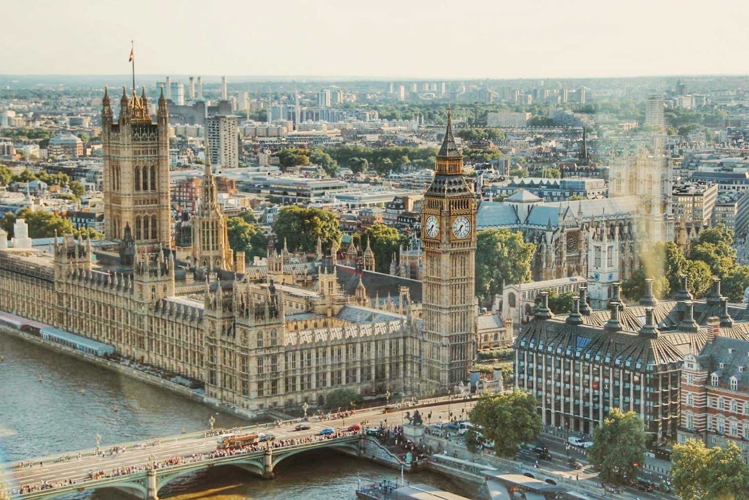 La Zone Euro au Seuil d’un Ralentissement à Long Terme Stunning aerial view of London's iconic Big Ben and the river Thames under daylight.